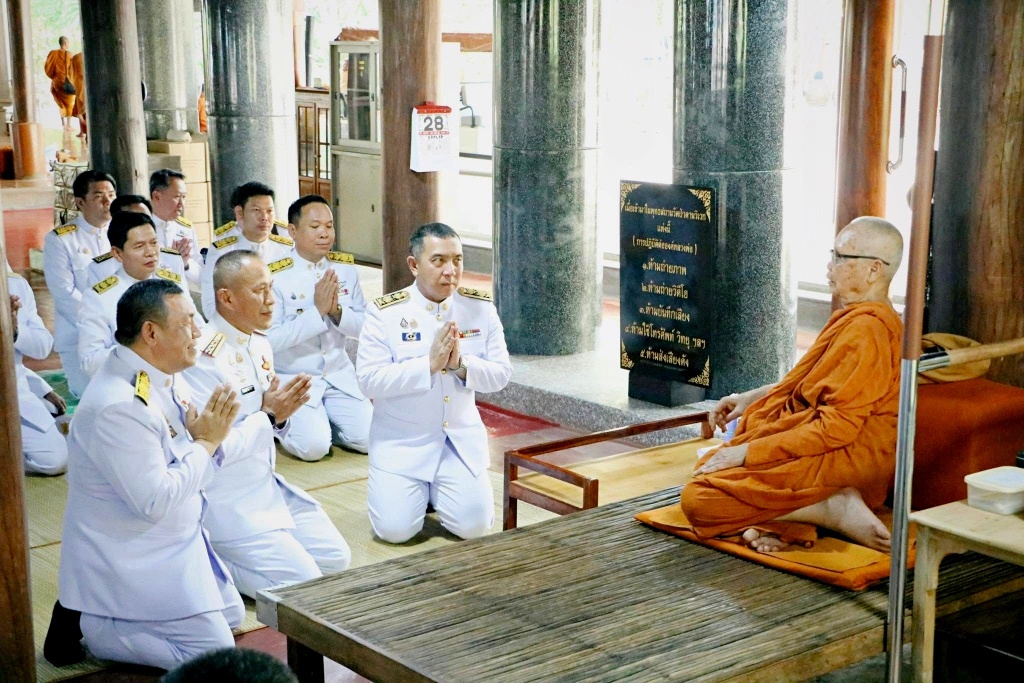 องคมนตรี เชิญสัญญาบัตร พัดยศ และผ้าไตร ถวายแด่พระราชมงคลวชิรปรีดา ณ วัดป่าดานวิเวก