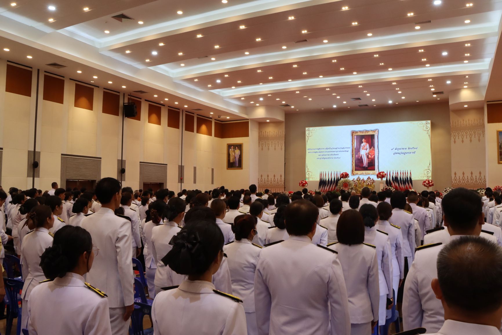 อบจ.อุดรธานี ร่วมประกอบพิธีถวายพวงมาลาดอกไม้สด น้อมรำลึกถึง พระบาทสมเด็จพระเจ้าอยู่หัวอานันทมหิดล
