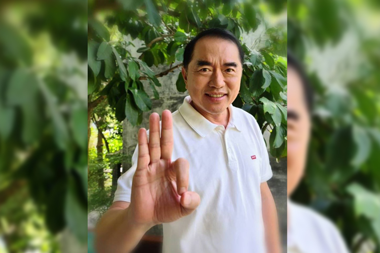 "หมอวรงค์" ชู 3 นิ้ว ภาษามือสื่อถึงกลุ่มการเมืองใหม่