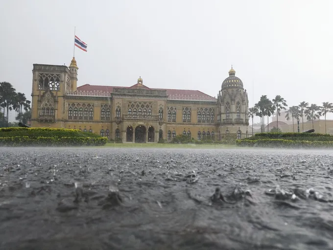 "ทำเนียบ"น้ำท่วม! ฝนถล่มกรุงก่อนเวลาคาดหมาย