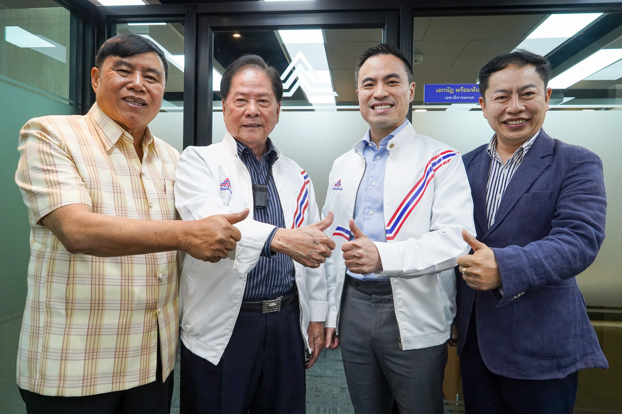 "สัมพันธ์ เลิศนุวัฒน์" พาลูกสาว “ศิลัมพา" ซบ “รทสช.” หนุน "บิ๊กตู่" นั่งนายกฯ "เอกนัฎ" เตรียมลงใต้ ถก "บ้านใหญ่เมืองนราฯ" หวังกวาดยก4เขต