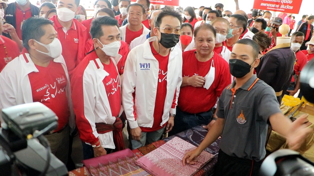 "พานทองแท้" นำทัพอ้อนชาวสุรินทร์เลือก "เพื่อไทย" ให้แลนด์สไลด์ยกจังหวัด