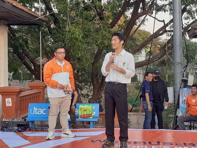 ลำพูน "ธนาธร" ควง "ไอซ์ รักชนก" ปราศรัยช่วย "โกเฮง" นั่งนายก อบจ.ลำพูน ท้าแข่งนโยบาย