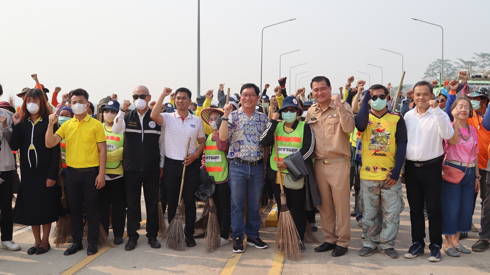 ประธานสภา อบจ.นครพนม ร่วมเทศบาลเมือง จัดบิ๊กคลีนนิ่ง ถนนสวรรค์ชายโขง