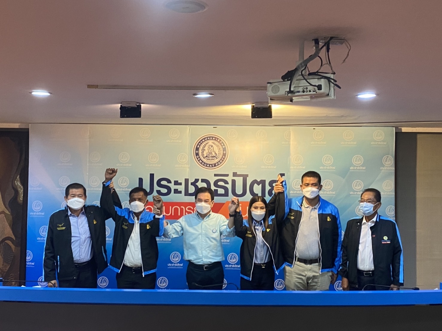“จุรินทร์” เปิดตัว 3 ผู้สมัครส.ส.นครศรีฯ เผย พื้นที่ภาคใต้เตรียมม้าแข่งเกือบครบแล้ว 