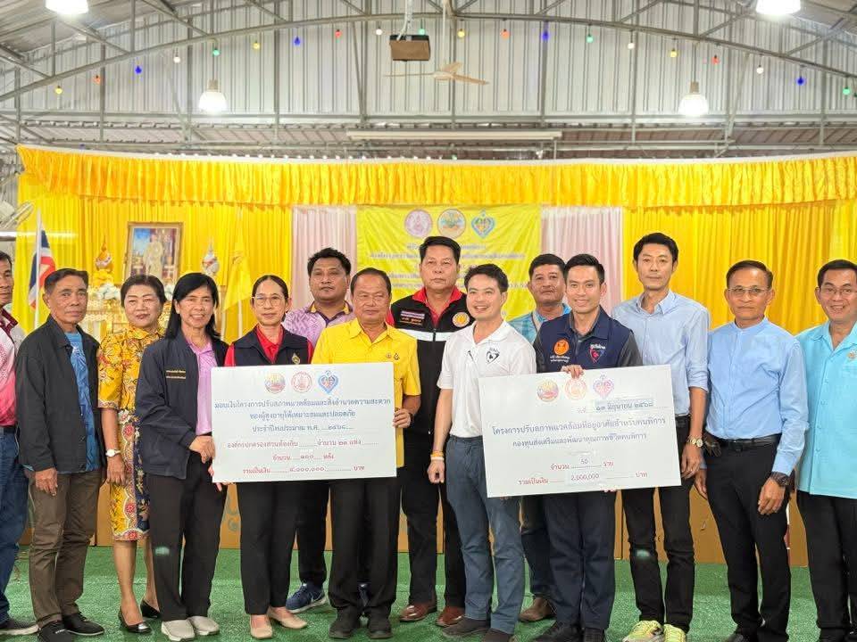 รอง ผวจ.อ่างทอง มอบอุปกรณ์ช่วยคนพิการ-เงินสนับสนุนให้ อปท.