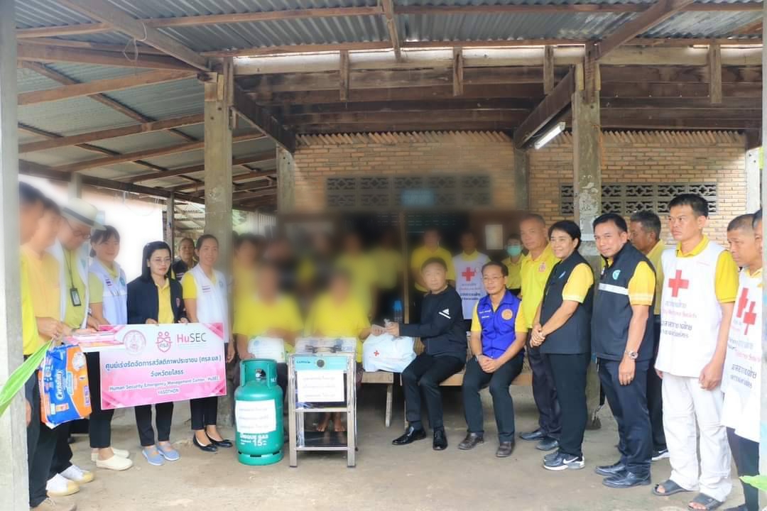 รองผู้ว่าฯยโสธร ลงพื้นที่อำเภอป่าติ้วเยี่ยมให้กำลังใจครอบครัวกลุ่มเปราะบางพร้อมมอบสิ่งของสร้างขวัญกำลังใจ