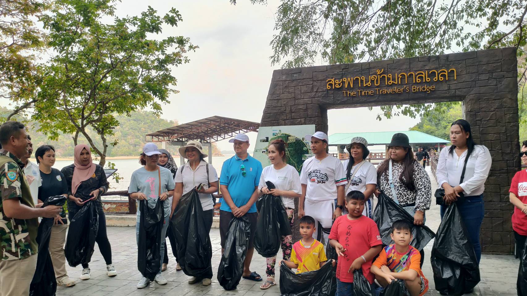  "สื่อภาคใต้"ร่วมถกประเด็นอนุรักษ์สิ่งแวดล้อม-เก็บขยะ อช.เภตรารับวันนักข่าว
