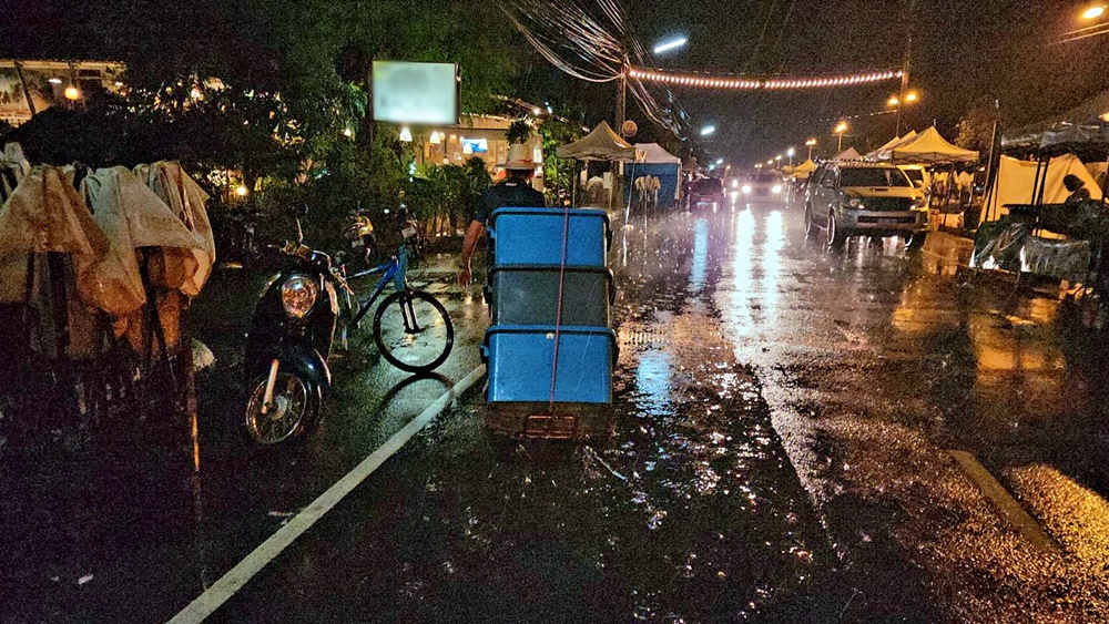 ฝนถล่ม “ถนนคนเดินเซราะกราว” พ่อค้าแม่ค้า ขนของหนีวุ่น!!