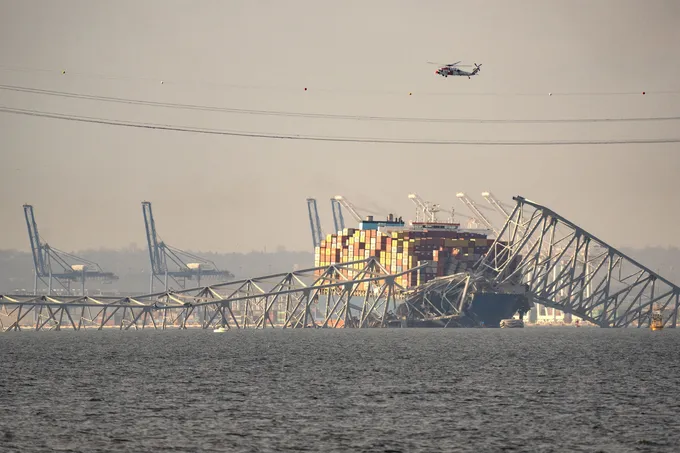 ระทึก! เรือบรรทุกสินค้าสิงคโปร์ ชนสะพานที่สหรัฐฯพังถล่ม "คน-รถยนต์" ร่วงตกน้ำจำนวนมาก สูญหายหลายราย