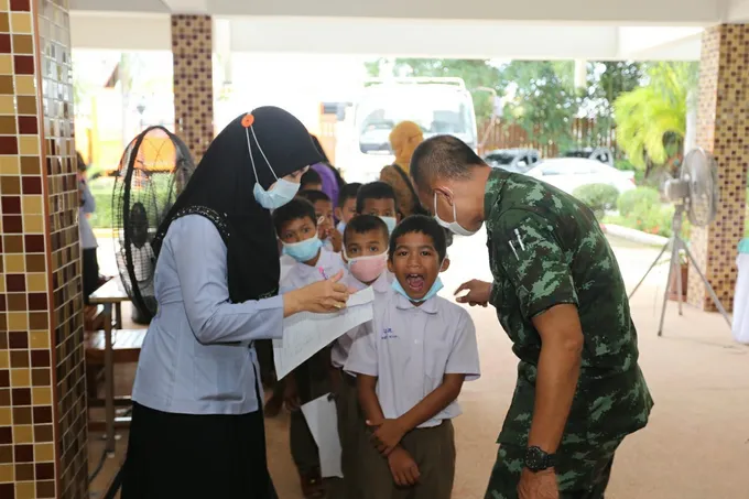 ‘สุขภาพดีใต้ร่มพระบารมี’ ประเดิมทริปแรกหลังโควิด แจกยิ้มสดใสแก่เด็กๆ จ.ปัตตานี