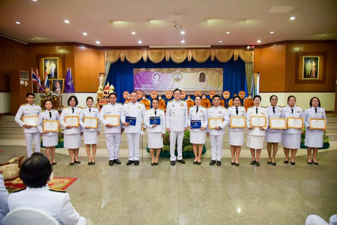 พ่อเมืองแปดริ้วมอบเกียรติบัตรข้าราชการพลเรือนดีเด่น ประจำปี 2566 