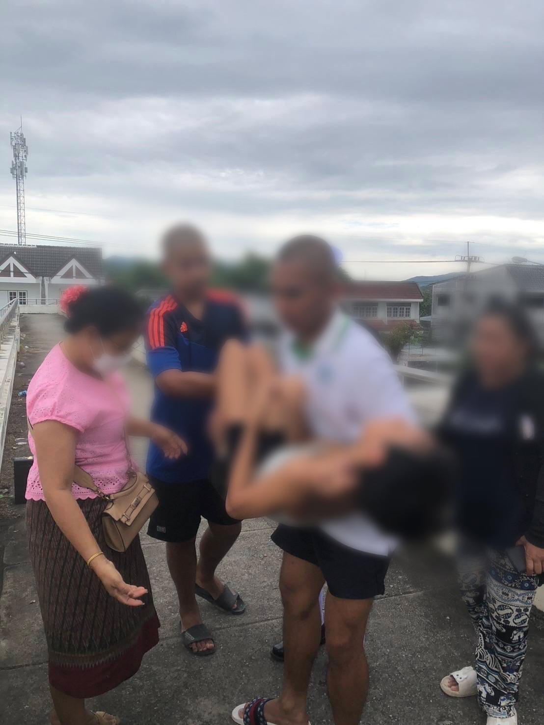 สาวคลั่งปีนสะพานลอยหวังกระโดดลงมาจบชีวิต กลุ่มทหารเรือจอดรถติดไฟแดงเห็นพอดี "ฮีโร่" บุกชาร์จช่วยได้ทัน