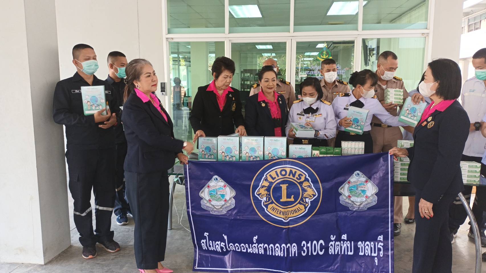 สโมสรไลออนส์สัตหีบ ชลบุรีมอบสิ่งของให้ชุมชนทหารเรือรพ.สมเด็จพระนางเจ้าสิริกิติ์ฯ 