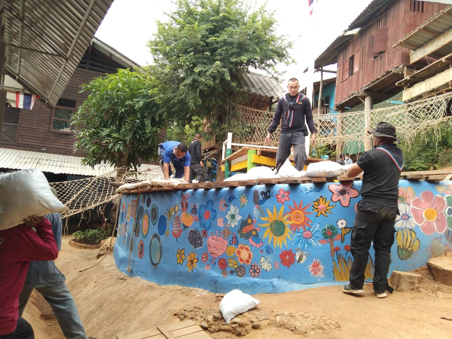 โรงเรียนบ้านท่าตาฝั่ง สร้างหลุมหลบภัยรับมือการสู้รบ