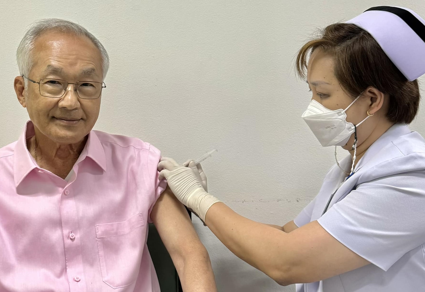 "หมอมนูญ" ฉีดวัคซีนป้องกัน RSV ตัวแรก แนะผู้สูงวัย75ปีขึ้นไปควรฉีด