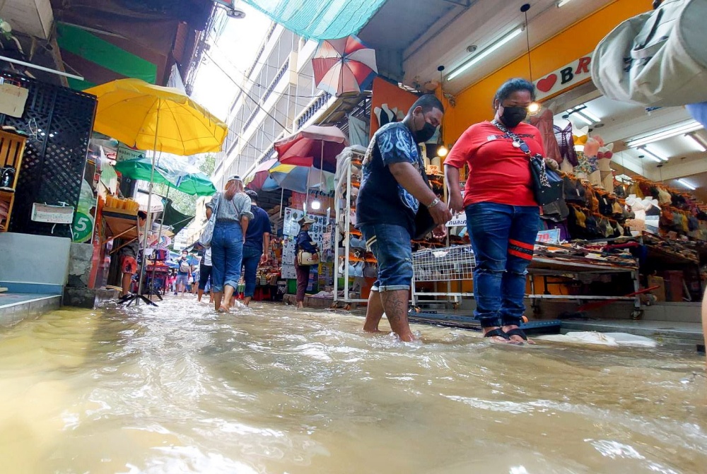 สถานการณ์น้ำในแม่น้ำเจ้าพระยา บริเวนชุมชนตลาดวังหลัง