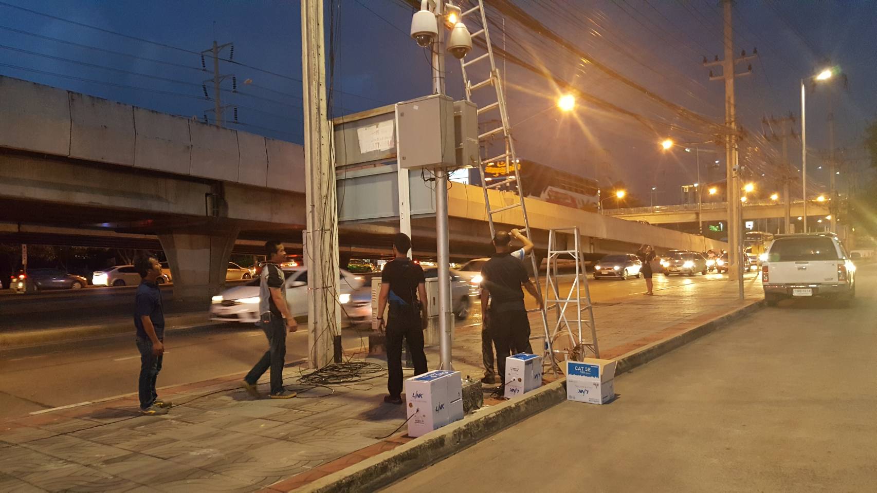 จนท.เร่งตั้งกล้องวงจรปิดเพิ่มเติม ทางเข้าศาลฎีกา ป้องกันเหตุร้าย 25 ส.ค.