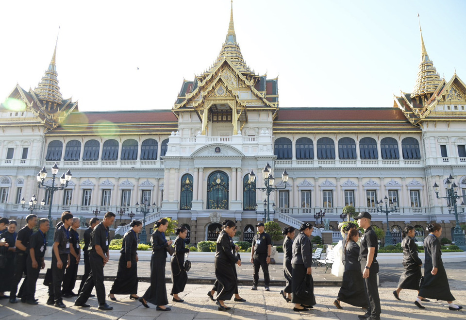 พสกนิกรหลั่งไหลกราบถวายบังคมพระบรมศพ “พระพันปีหลวง” 