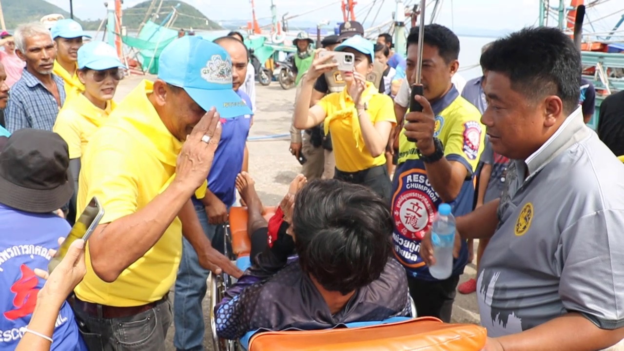 หนุ่มชาวเลออกตกปลาเจอคลื่นลมแรงซัดเรือจม ชาวบ้านเร่งค้นหาข้ามคืนช่วยรอดตาย 