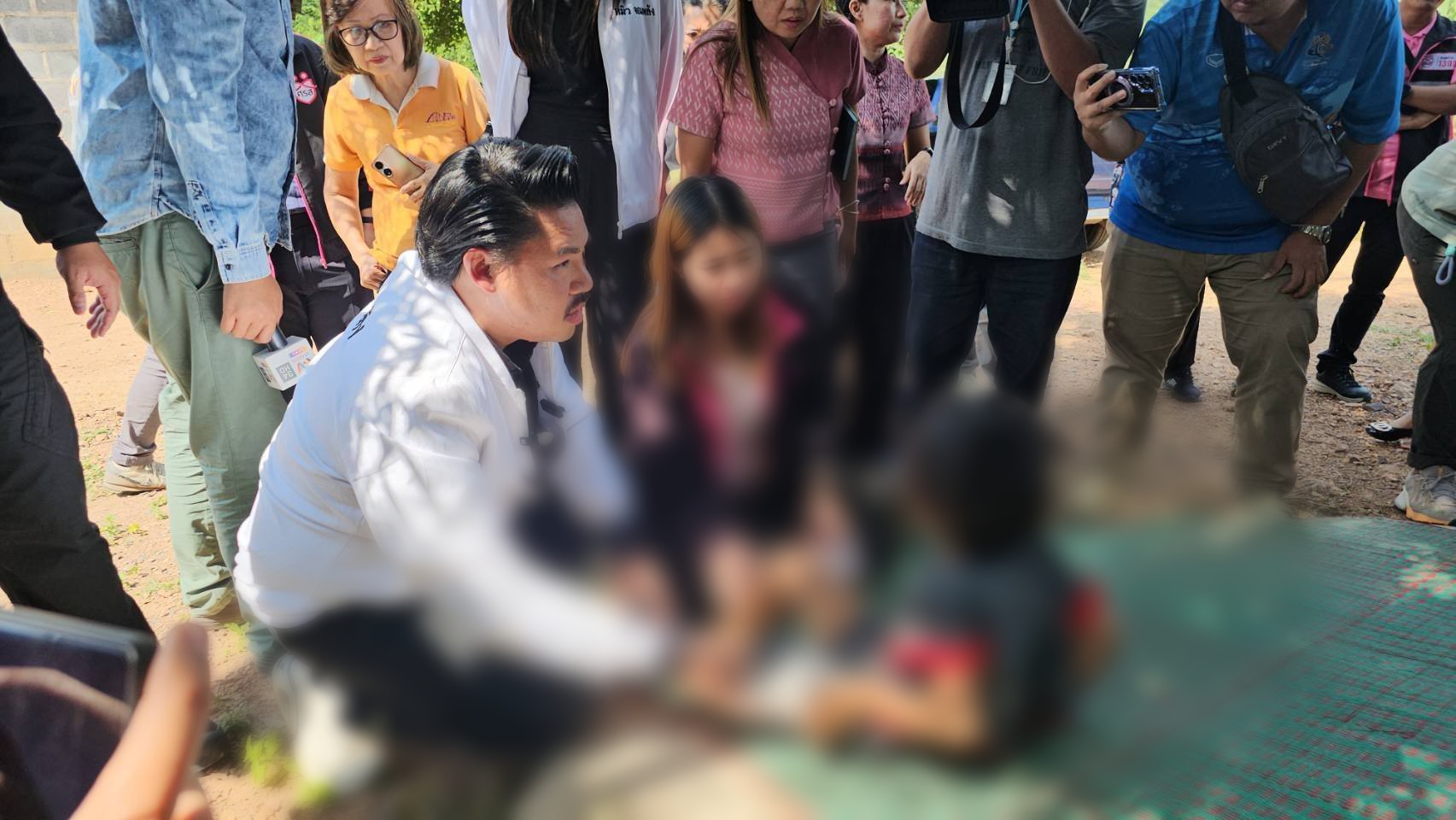 สุดอนาถ ! กัน จอมพลังพร้อมทีมงานลงพื้นที่กาญจน์ ช่วยเหลือ 2 หนูน้อย ถูกแม่ทาสยาทำร้ายจนอาการสาหัส