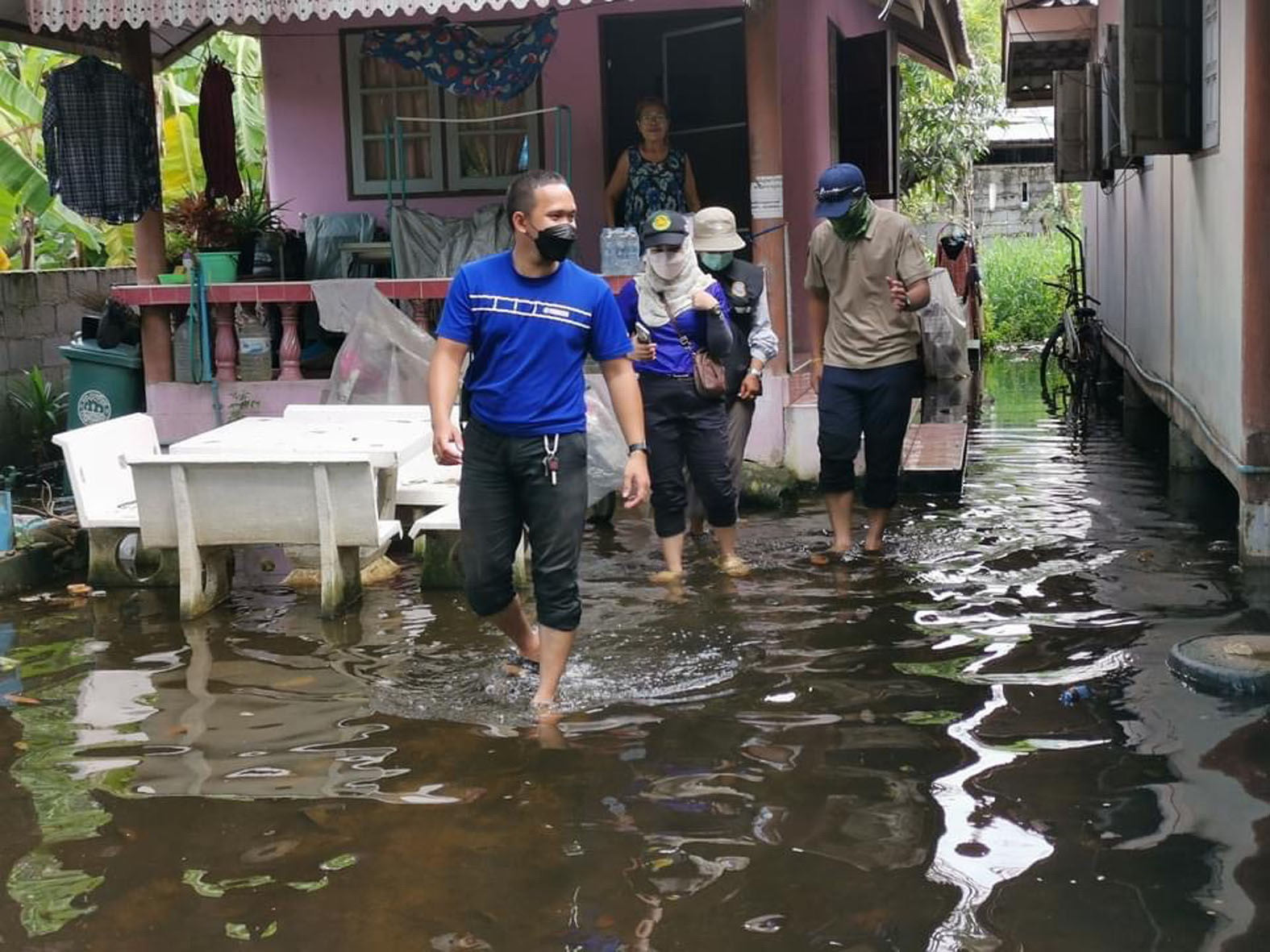 นายก อบต.บางพลีใหญ่ ลงพื้นที่ตามคลอง ช่วยเหลือผู้ประสบภัยน้ำท่วม
