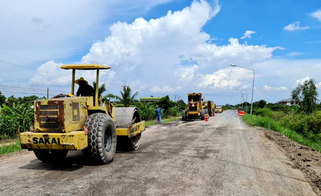 ชป. เร่งซ่อมถนนคันคลองชลประทานบางบาล หลังพบทรุดเสียหาย 