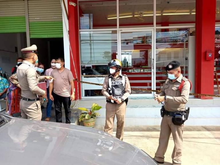 สอบเข้ม 3 ผู้ต้องสงสัยปล้นร้านทองพบพระ ระดมตร.50 นายค้นหาคนร้าย