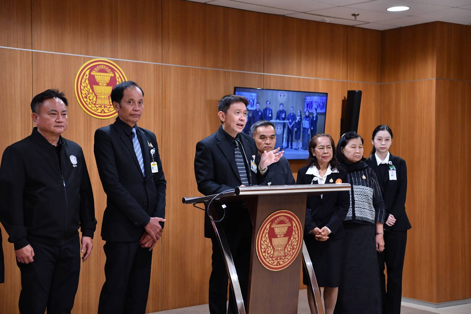 "วุฒิสภา" จับมือสภาผู้บริโภค แฉคอนโด กทม. กว่าร้อยแห่งผิดกฎหมาย จี้ "ผู้ว่าฯ กทม.-กรมที่ดิน"  เลิกเกียร์ว่าง