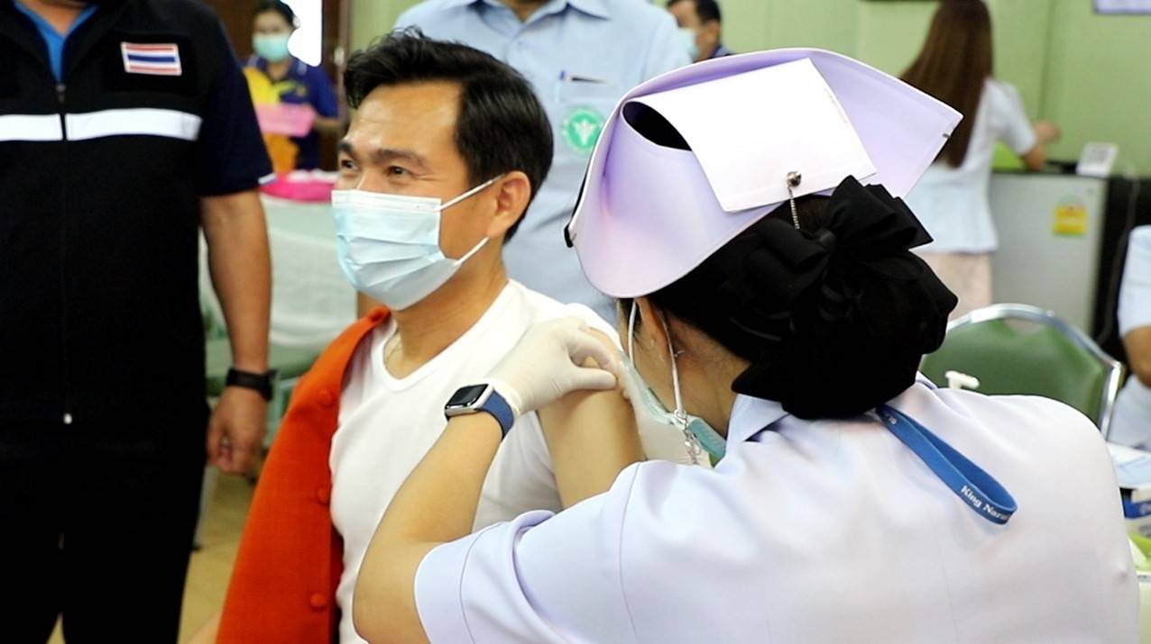ผู้ว่าฯ ลพบุรี นำบุคลากรทางการแพทย์และสาธารณสุขด่านหน้าของจังหวัด เข้ารับการฉีดวัคซีน COVID-19 ล็อตแรก 