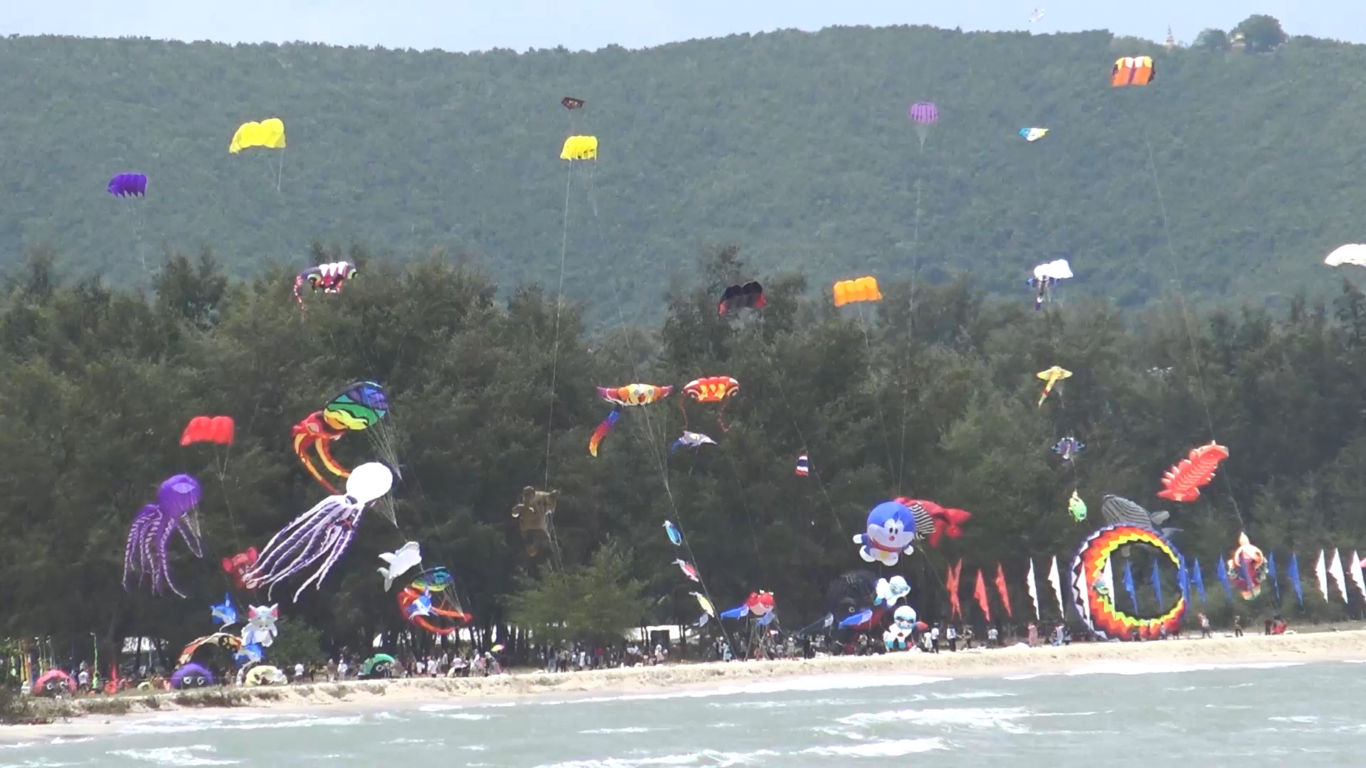 นักท่องเที่ยวมาเลเซียแห่มาพักผ่อนบริเวณชายหาดสมิหลาสงขลาช่วงวันหยุดสุดสัปดาห์จนล้น