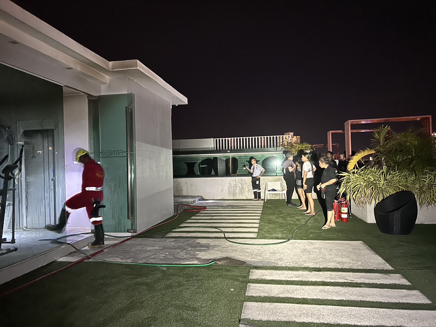 ไฟไหม้ห้องซาวน่าดาดฟ้าชั้น 8  โรงแรมดังพัทยา ตำรวจ พนักงาน ลูกค้า ช่วยกันดับวุ่น