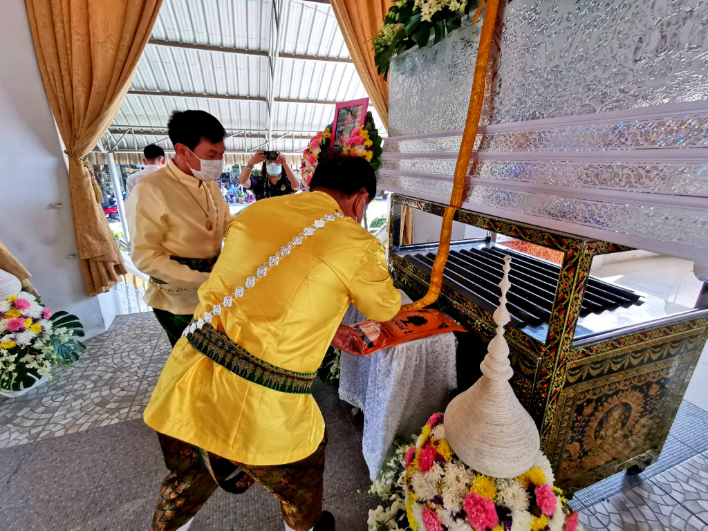 งานศพ "นางเฉลิม อนุสา" ผู้มาร่วมได้แต่งกายย้อนยุคสมัยสมเด็จพระนารายณ์ "นุ่งโจม ห่มสไบ"