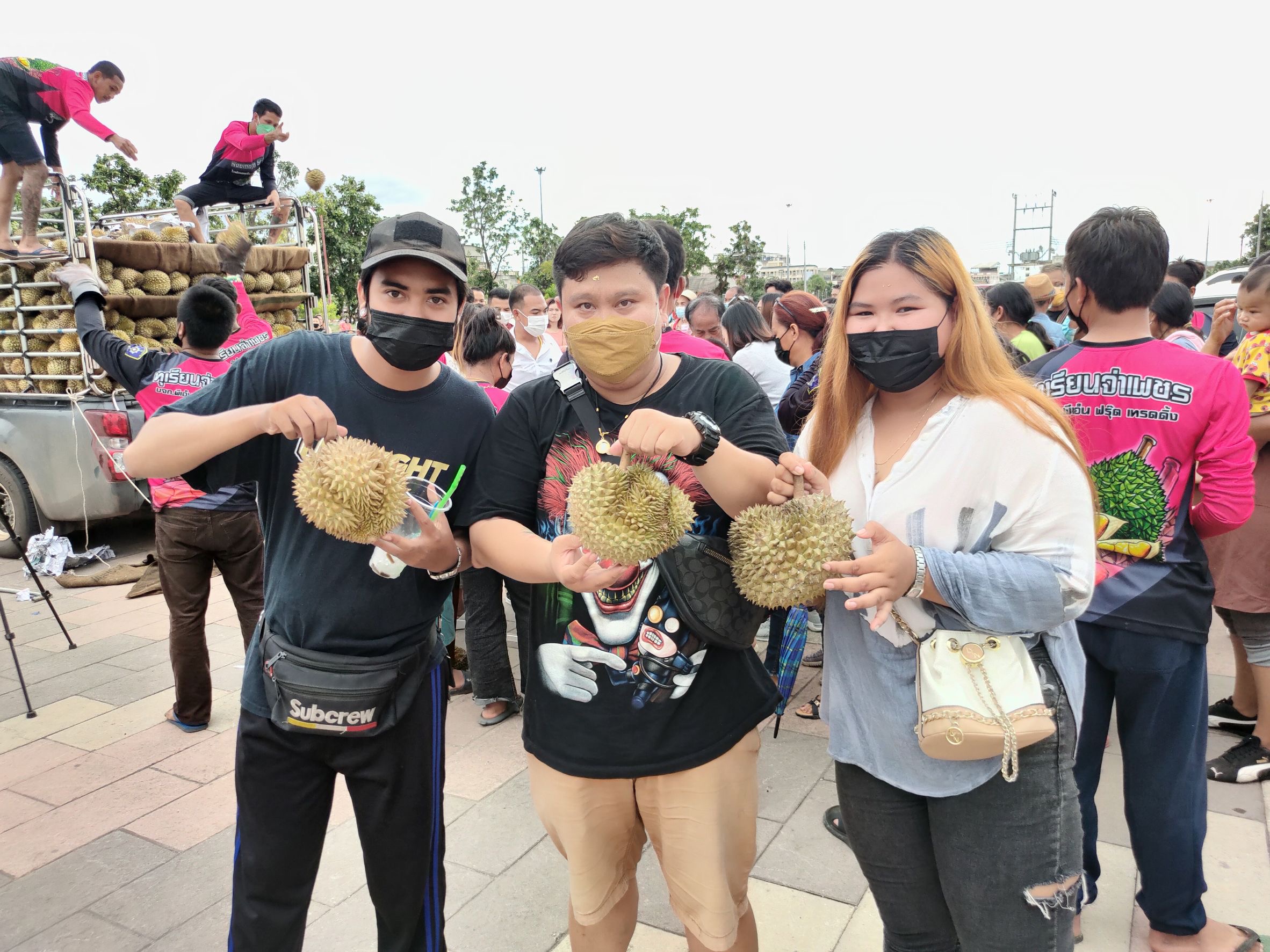 สนามทุ่งศรีเมืองแทบแตก!! ชาวอุดรแห่ซื้อทุเรียนลูกละ 50 บาท