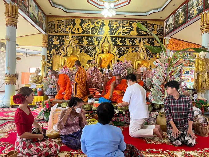 นักธุรกิจสายบุญแม่สอดร่วมเป็นเจ้าภาพทำบุญทอดกฐินวัดวังตะเคียน 