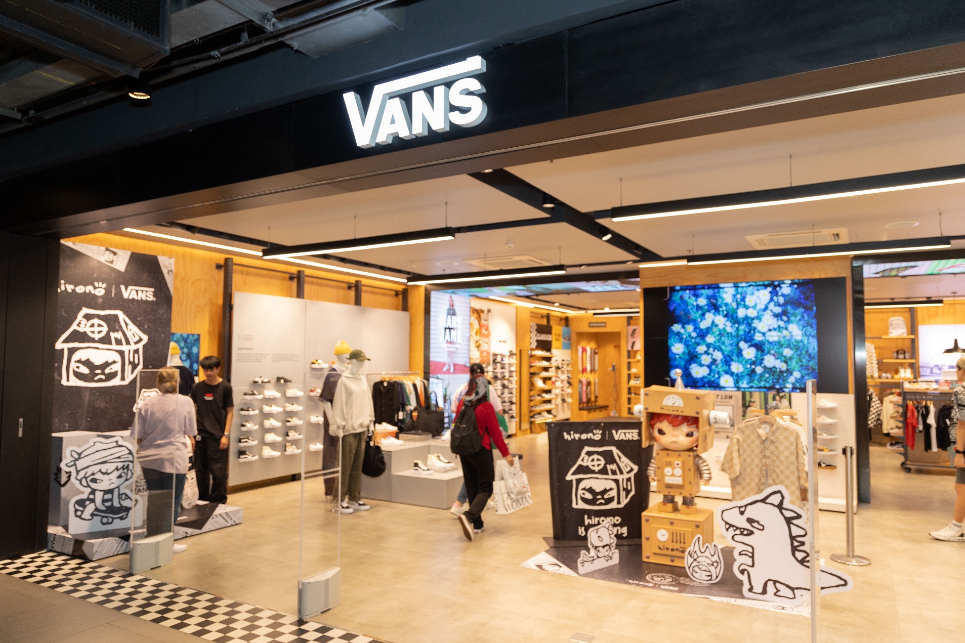 สยามเซ็นเตอร์ ชวนท่องไปในโลกแห่งไอเดียสร้างสรรค์ กับคอลเลกชั่น VANS X HIRONO  