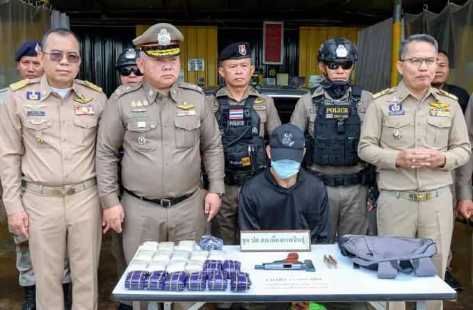 สิ้นท่ากลางคาร์แคร์! "เอเย่นต์ยาบ้า" รับจ้าง 7 หมื่นตระเวนส่งทั่วอีสาน เผลอหลับพิงเบาะ ปลุกไม่ตื่น พลเมืองดีแจ้งรวบ 42,000 เม็ด