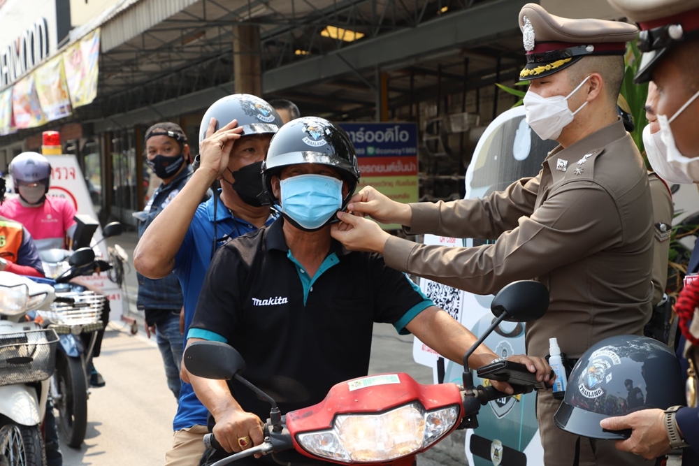 ตร.สมุทรสาคร ระดมตั้งด่านรณรงค์ลดอุบัติเหตุ "แจกหมวกกันน็อครับสงกรานต์"