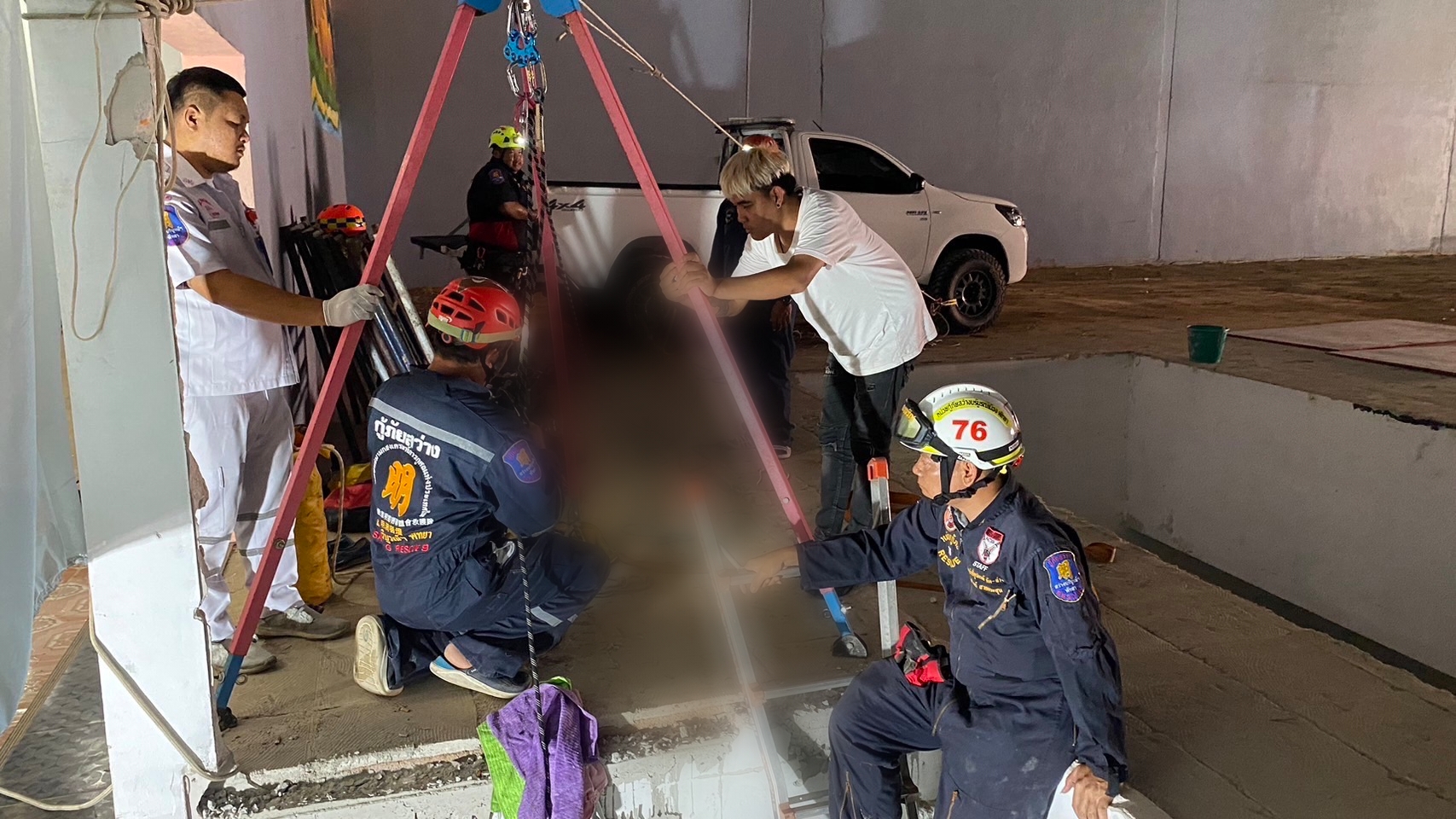 คนงานก่อสร้างพลาด ร่วงตกชั้นใต้ดินสูง 4 เมตรเจ็บ       