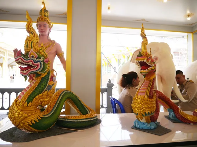 ภาพรวมลงสีเครื่องทรงประติมากรรมประดับพระเมรุมาศ