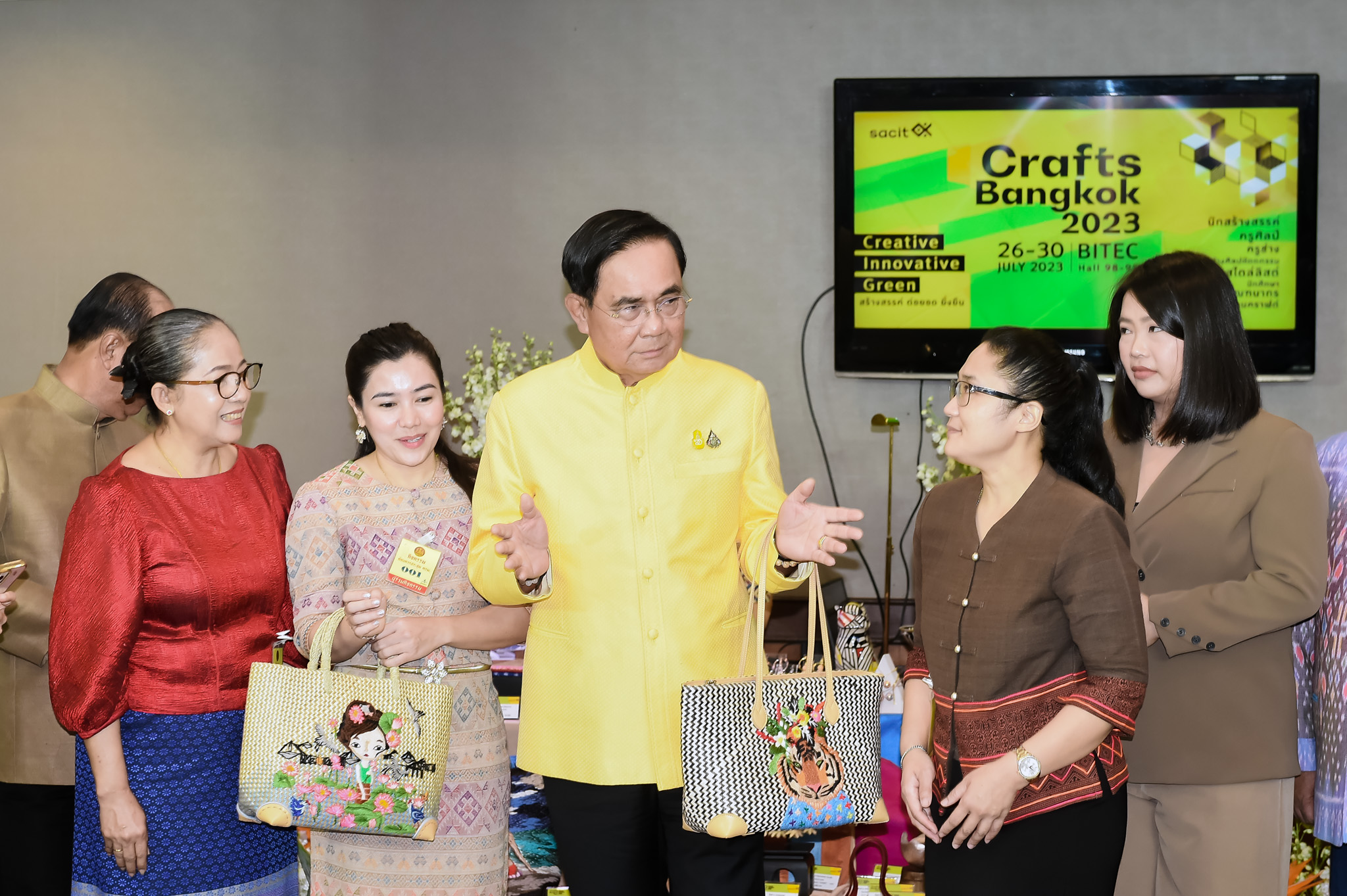 นายกฯ ชื่นชมผลงานหัตถศิลป์ไทย ชวนประชาชนเที่ยวงาน “Crafts Bangkok 2023” จองกระเป๋ากระจูดปักลายเสือ