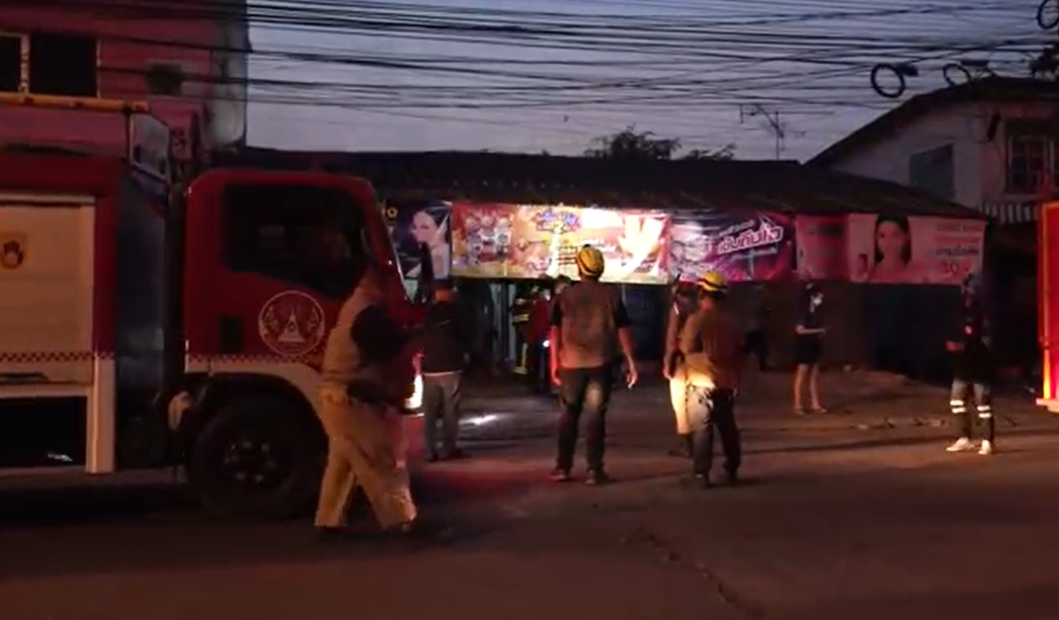 ไฟไหม้ชุมชนเทพารักษ์เร่งสกัดเพลิงได้ทัน  หวิดลุกลามไหม้ทั้งแถบคาดไฟฟ้าลัดวงจร