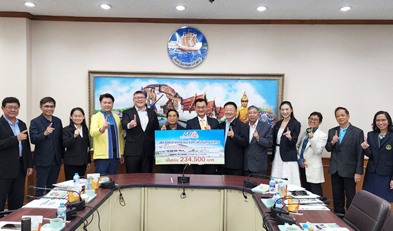 'อภิสิทธิ์' นำทีมสภาอุตฯสมุทรสาคร มอบเงินสมทบช่วย 'สร้างศูนย์วิทยาการเวชศาสตร์ผู้สูงอายุระดับชาติ'