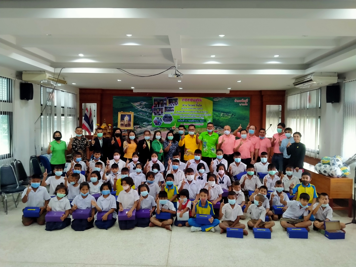 การสำนักงานป้องกันและปราบปรามยาเสพติด ภาค8 ช่วยเหลือเด็กนักเรียนที่ขาดแคลนในพื้นที่อำเภอชัยบุรี