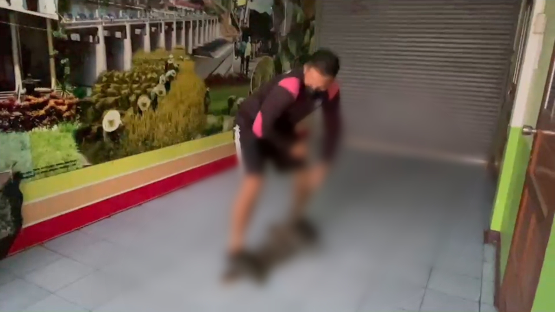 โรงเรียนอนุบาลชัยนาทวุ่น! ตัวเงินตัวทองเลื้อยเข้าโรงเรียน​  ไล่สกัดเข้าชั้นเรียน