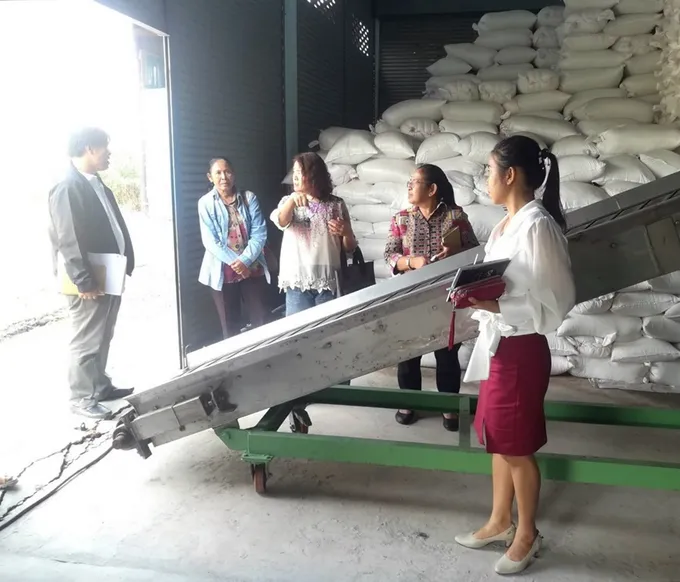 สหกรณ์จังหวัดสมุทรสาคร ตรวจเยี่ยม 2 สหกรณ์เกลือทะเล ติดตามการสร้างระบบผลิต-ตลาด ด้วยวิธียกระดับราคายั่งยืน 