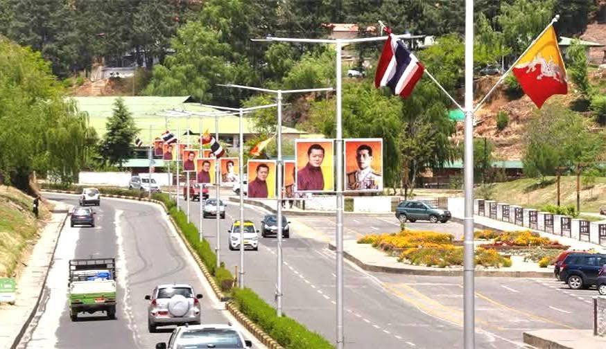 "ภูฏาน" ประดับพระบรมฉายาลักษณ์-ธงชาติไทย รับเสด็จ "ในหลวง-พระราชินี"