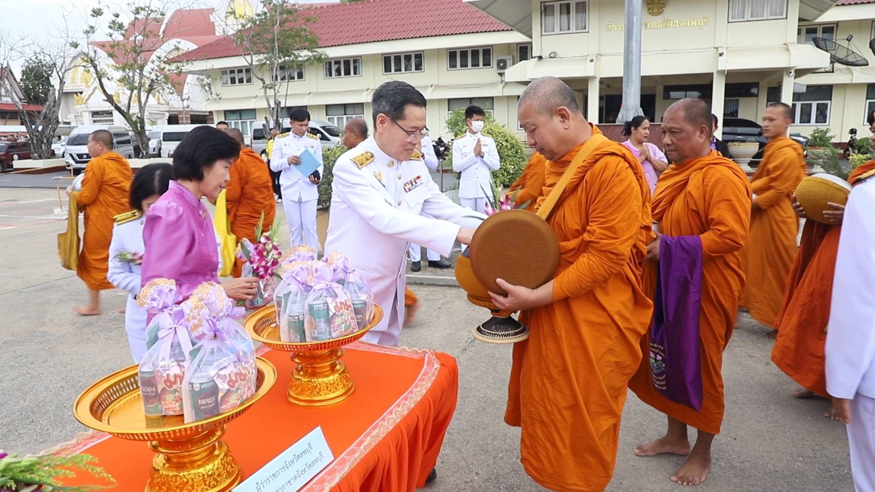 ผู้ว่าฯลพบุรี นำขรก.และพสกนิกรทุกหมู่เหล่า ร่วมพิธีทำบุญตักบาตร มอบทุนการศึกษาให้เด็กยากไร้และปล่อยพันธุ์สัตว์น้ำ ถวายพระราชกุศล