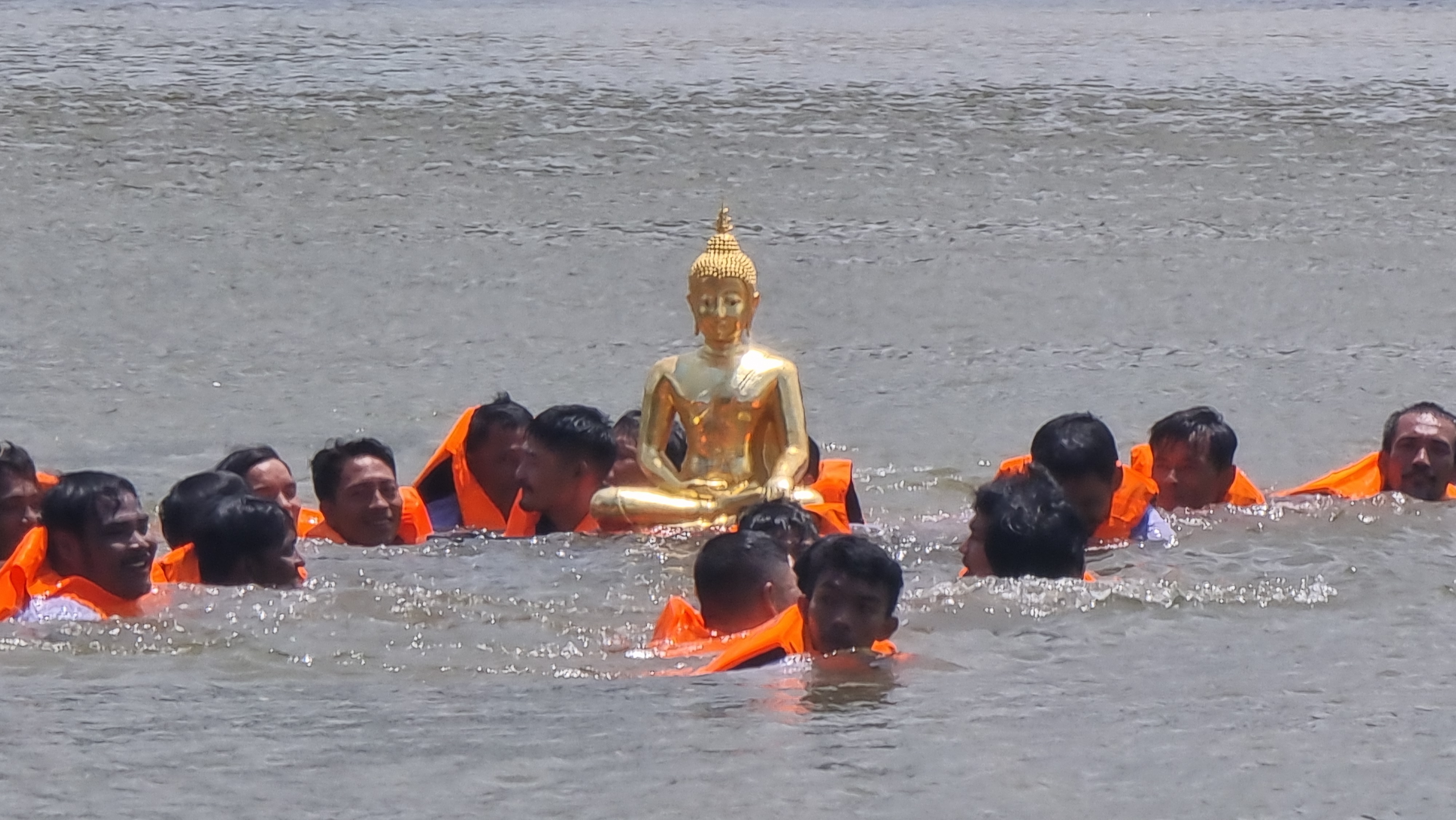 ครั้งแรกที่ชาวยะลา นำพระพุทธรูปสรงน้ำในแม่น้ำปัตตานี เนื่องในวันสงกรานต์ปีนี้