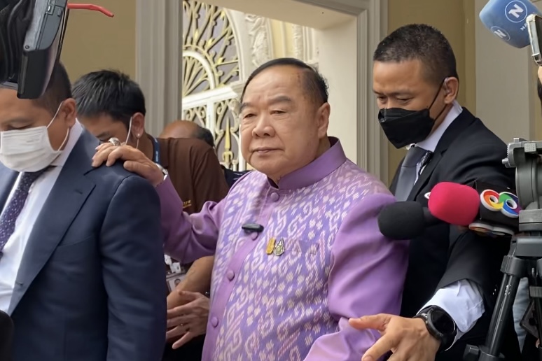 “ประวิตร” บอก ไปถาม “สมศักดิ์” เอง หลังกระแสข่าวย้ายซบ “พท.”